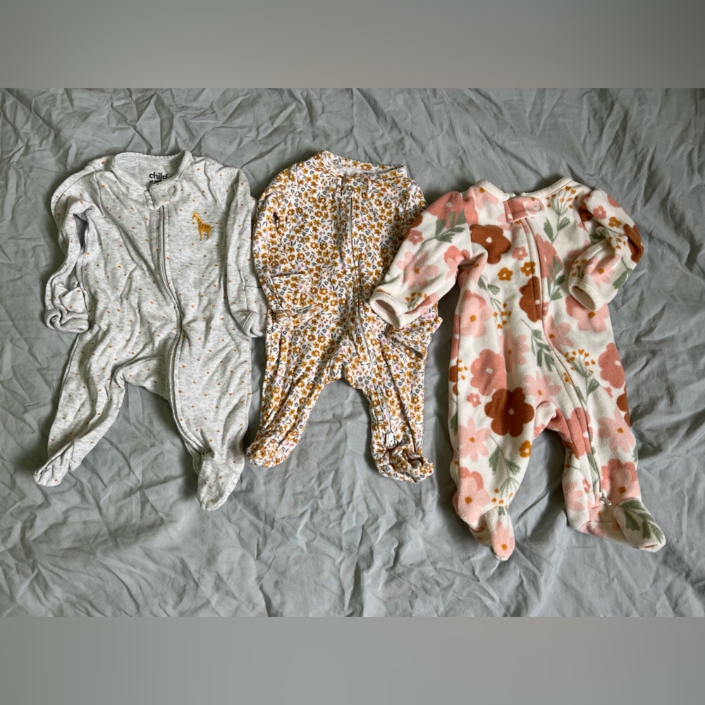 Lot of 3 newborn girls sleepers (child of mine by carters)